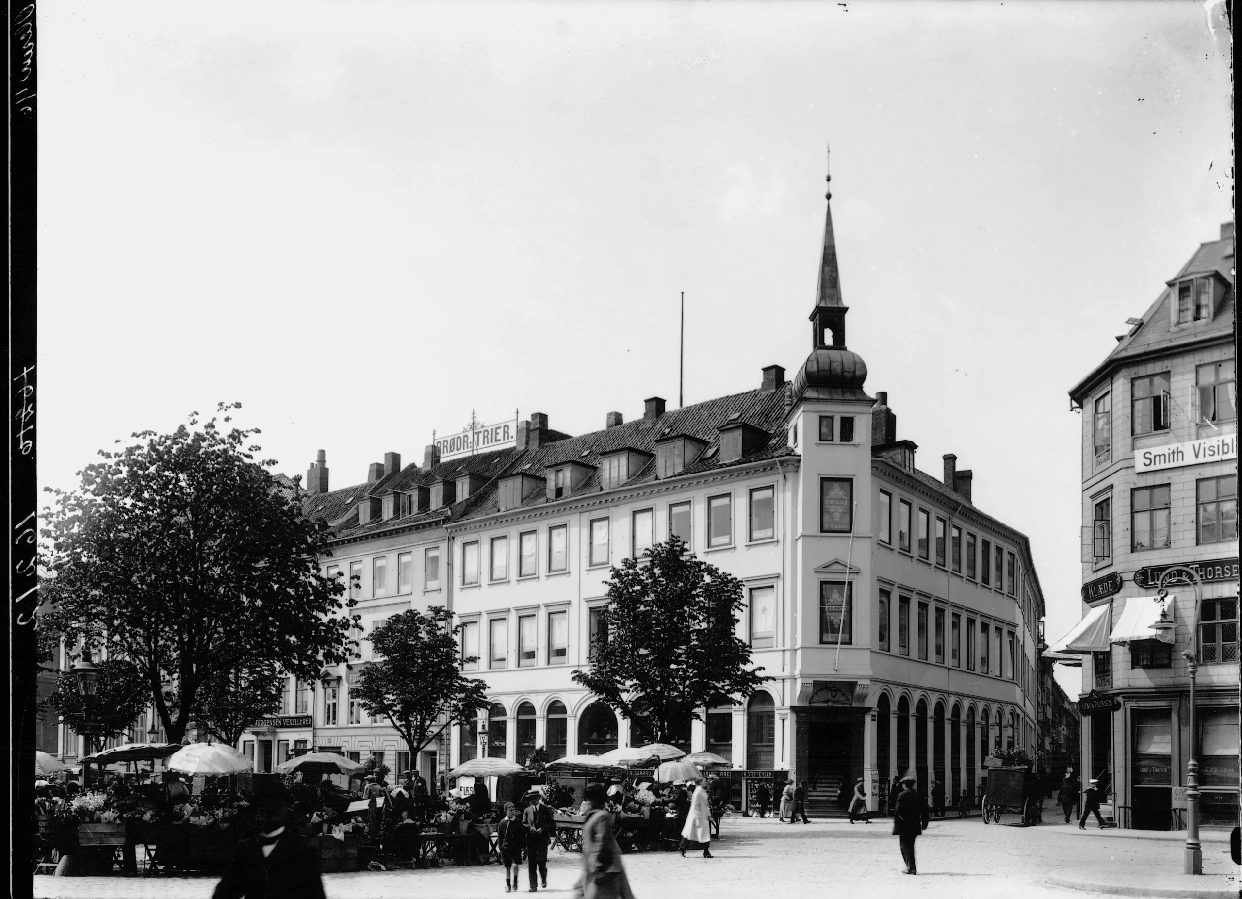 Historisk billede af Højbro Plads og Sølvkælderen.